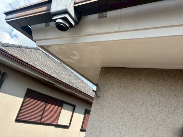 軒先下面の変色跡